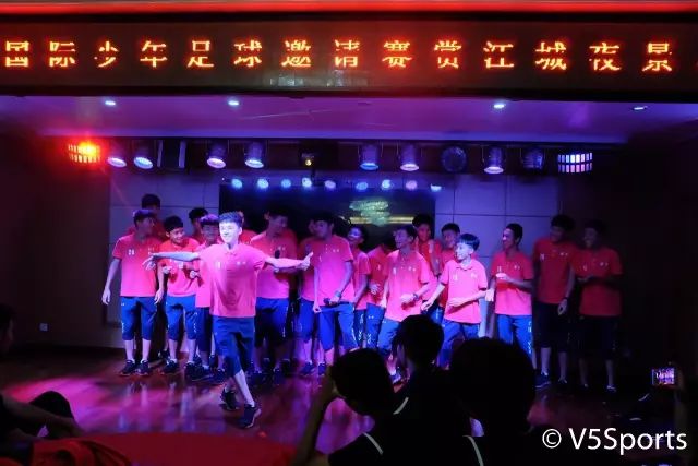 嗨翻天！亚洲足球小将夜游江城六国少年才华横溢