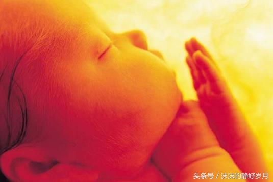 胎儿在肚子里打嗝是什么胎动,孕中期肚子发紧是不是宝宝在胎动