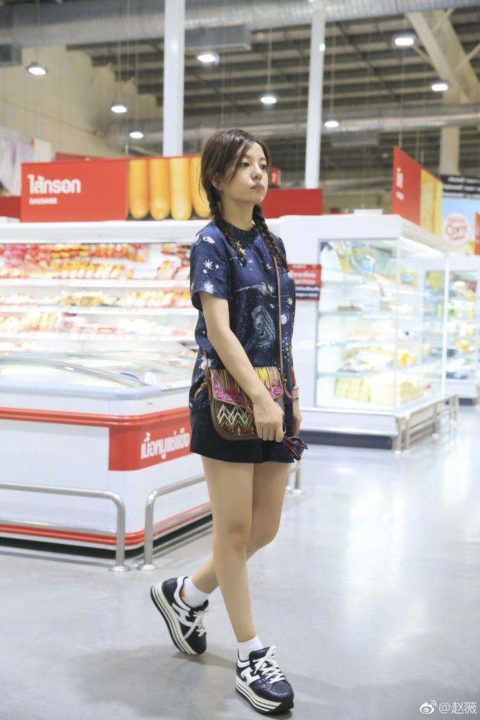 44岁赵薇近照穿搭,赵薇拨浪鼓麻花辫教程图解