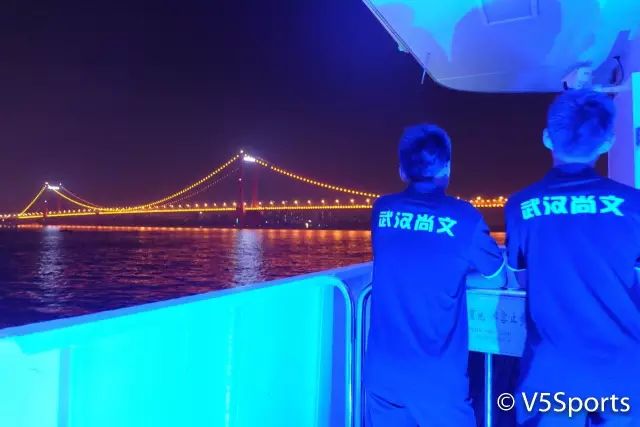 嗨翻天！亚洲足球小将夜游江城六国少年才华横溢