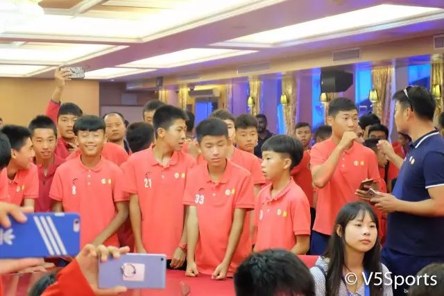 嗨翻天！亚洲足球小将夜游江城六国少年才华横溢