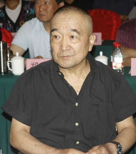 爹是老戏骨，他是捧不红的星二代，身高不足一米七，娶小16岁娇妻