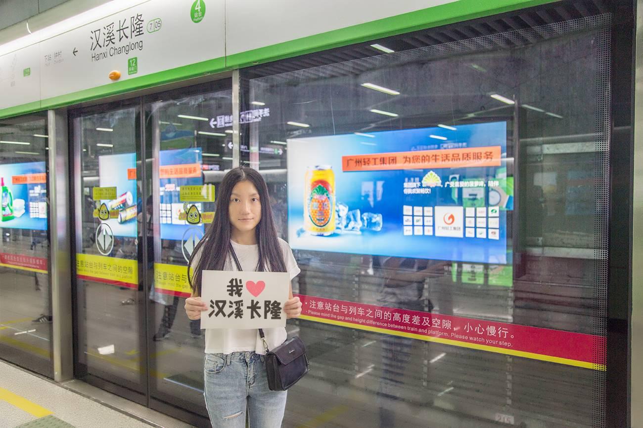 广州某高校一师姐火了！为了欢迎17年新生，竟然这样做