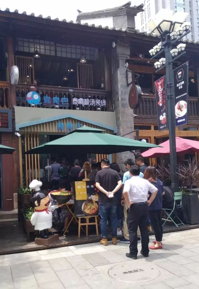 不到10㎡的店，一年卖100000+碗，下雨都要甩的米线竟来自泰国！