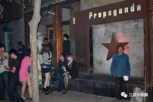 这家店猪排饭酱汁装在“阿拉丁神灯”里,还是22年前的味道!