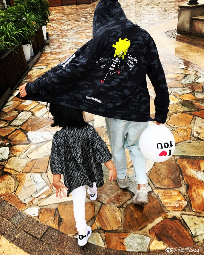 《中餐厅》里的张亮原来是个炫女狂魔，每天不重样！