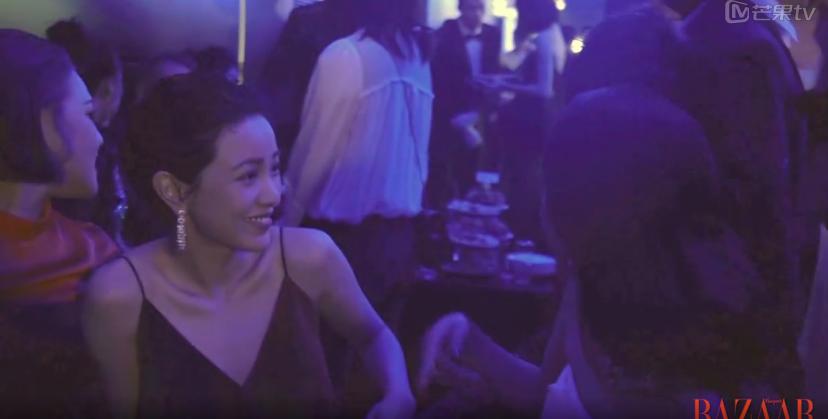 赵丽颖芭莎慈善夜吃东西,芭莎慈善夜赵丽颖大口进食不做作