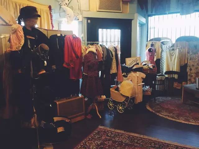 一个定期拉着3个空箱子去全世界淘别人眼中“破烂”的古着达人！