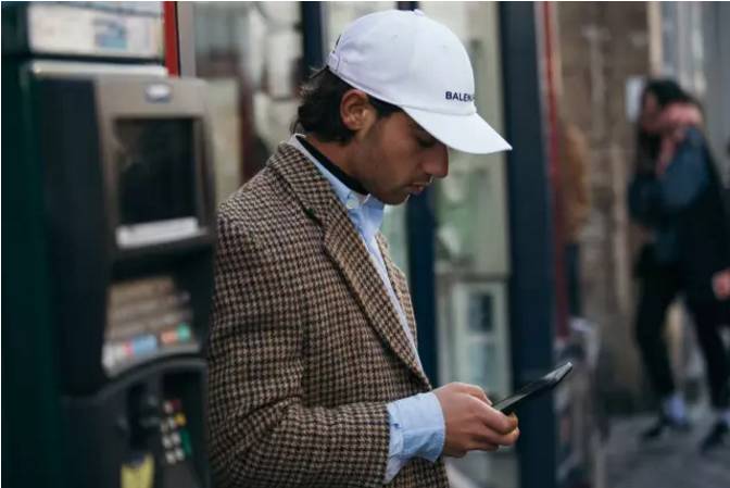 「怎么把你爸的帽子带出来了？真土」说这话的人才是真土鳖