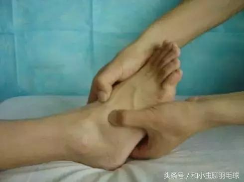 打羽毛球脚踝扭伤会骨折吗,预防脚踝扭伤羽毛球训练方法