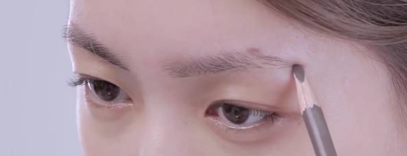 女生修眉教程初学者圆脸,自己在家修眉新手修眉最简单方法