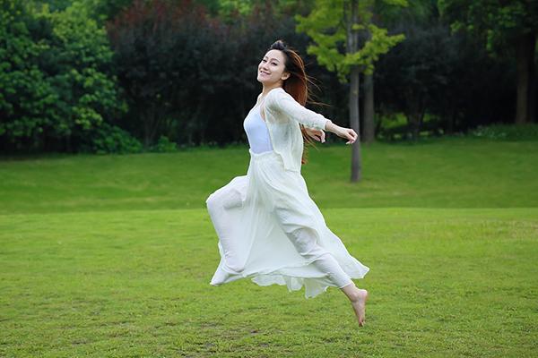 女人一个月来两次大姨妈痛,女人一个月来两次大姨妈怎么回事