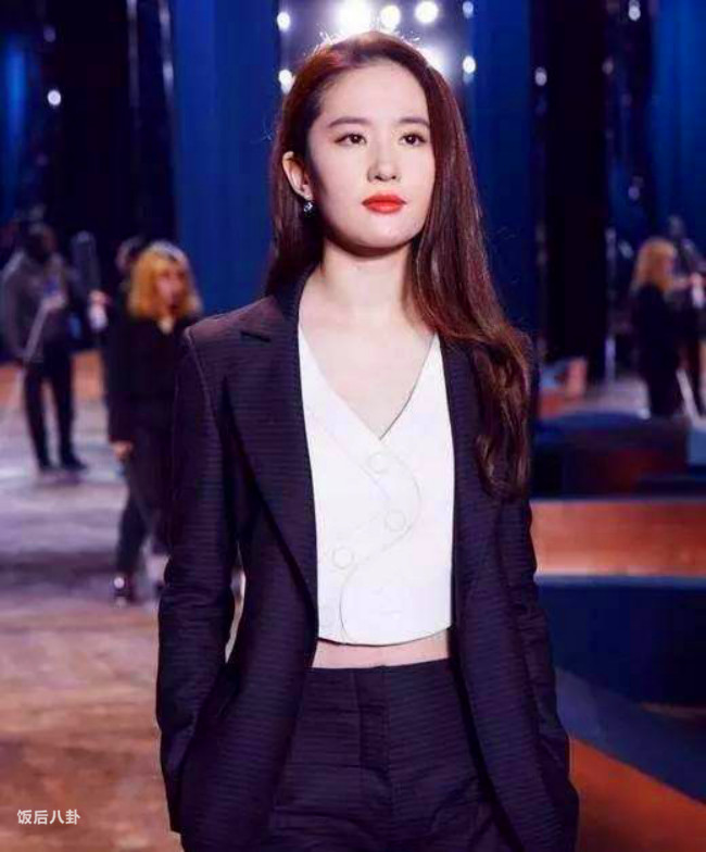 杨幂成轻奢品牌全球代言人,80后小花的代言战争硝烟四起