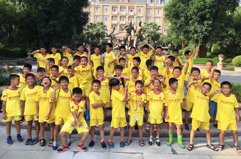 拼搏在绿茵场上的追风少年,奔跑在绿茵场上的追风少年