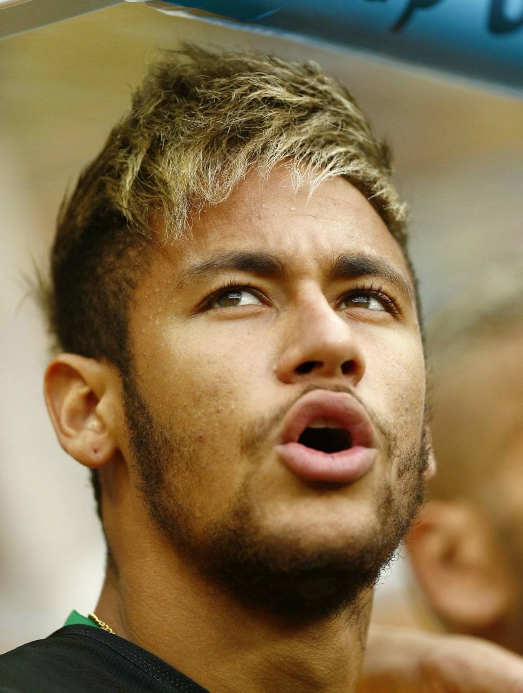 职业足球运动员要交多少税,足球运动员的转会费是怎么分成的