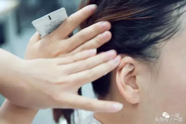 如何评价李宇春的先锋感时尚造型,李宇春怎么打扮都像中性人