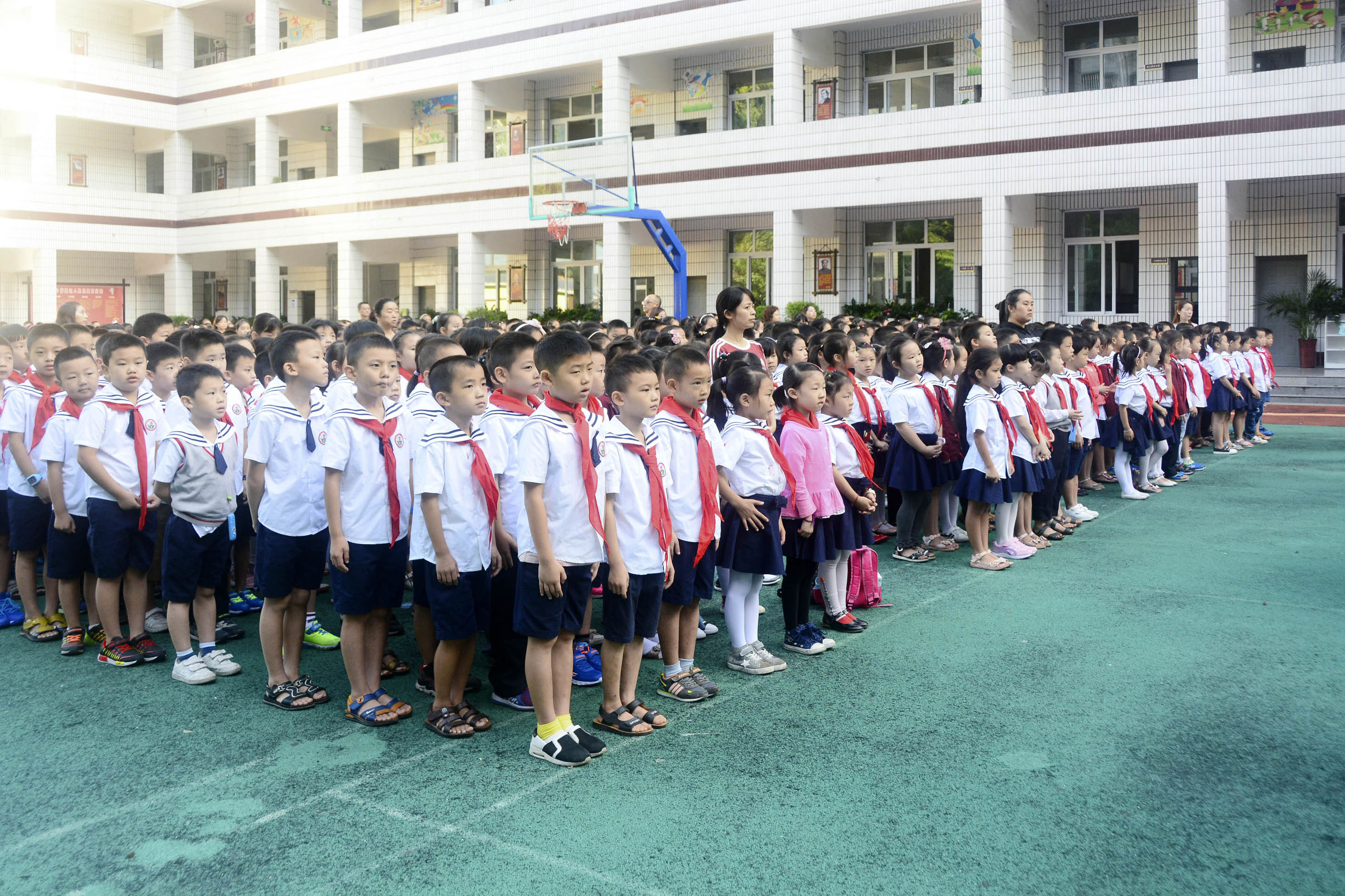 巴州三小学升国旗,三小升国旗仪式