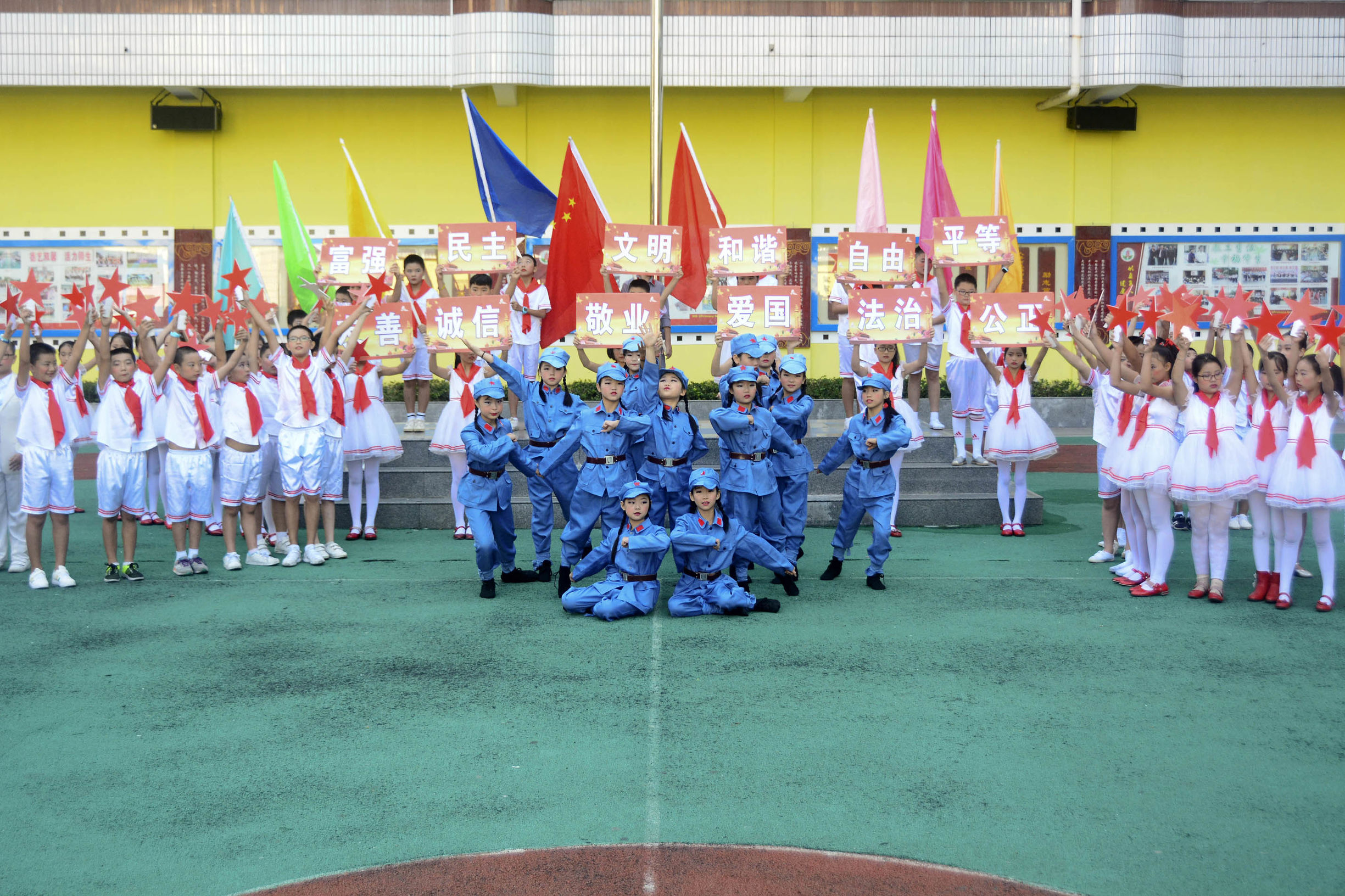 巴州三小学升国旗,三小升国旗仪式