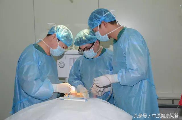 口腔下颌下腺结石症状,口腔内发现大量扁桃体结石