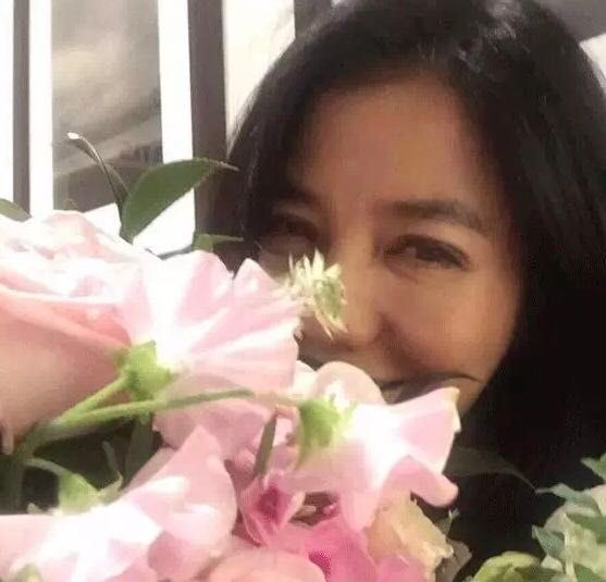 周润发荧幕情侣，被誉为港版玛丽莲梦露，不嫁富豪过得风生水起