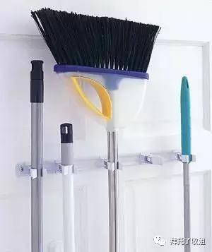 她家看不到一个拖把，地上居然没有半点儿灰