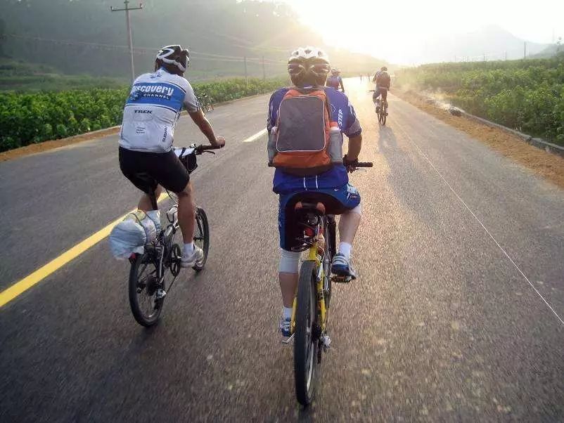 昆明捞鱼河公园万株野花如期绽放，国庆节踩烂2张共享单车也得去