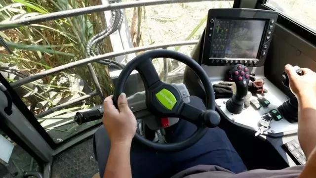 黄金搭档甜蜜相约—中联重科AS60甘蔗机+转运车开启蔗收新模式