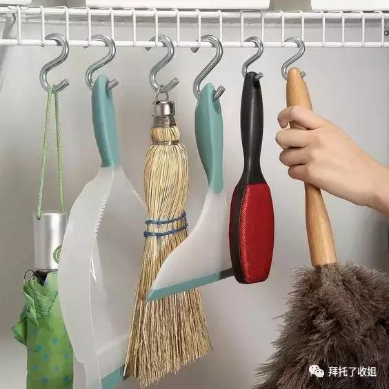 她家看不到一个拖把，地上居然没有半点儿灰