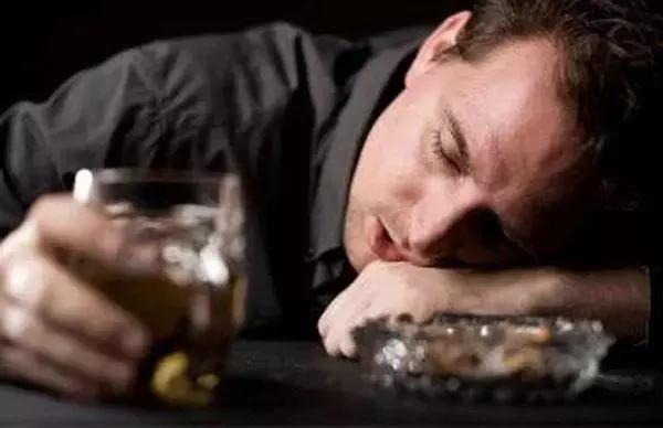 喝大酒醉宿头痛头晕恶心？教你一招轻松搞定