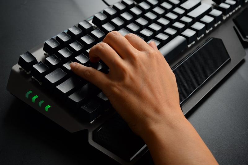 装甲键盘,eti119刀锋机械键盘测评