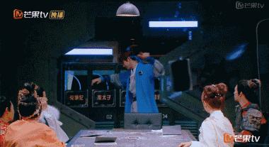 王嘉尔何炅何老师,何炅发型炸了的节目