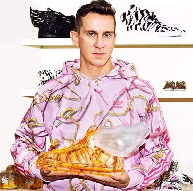 唐嫣的包包里放着一把大镜子,唐嫣背的小方盒子包包