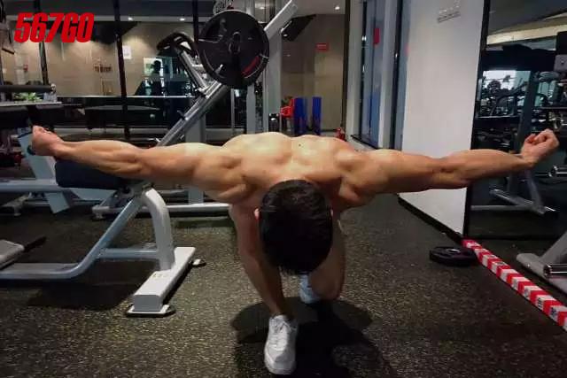 从弱不禁风的瘦高个通过学健身教练闯进CBBA世锦赛用了3年时间