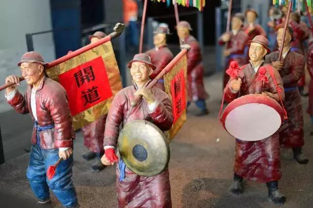 不摆官谱的官还会让人待见吗