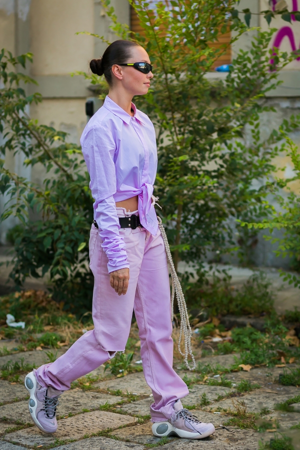 粉色毛呢大衣配什么颜色裤子好看,粉色衬衫搭配什么颜色的裤子好看