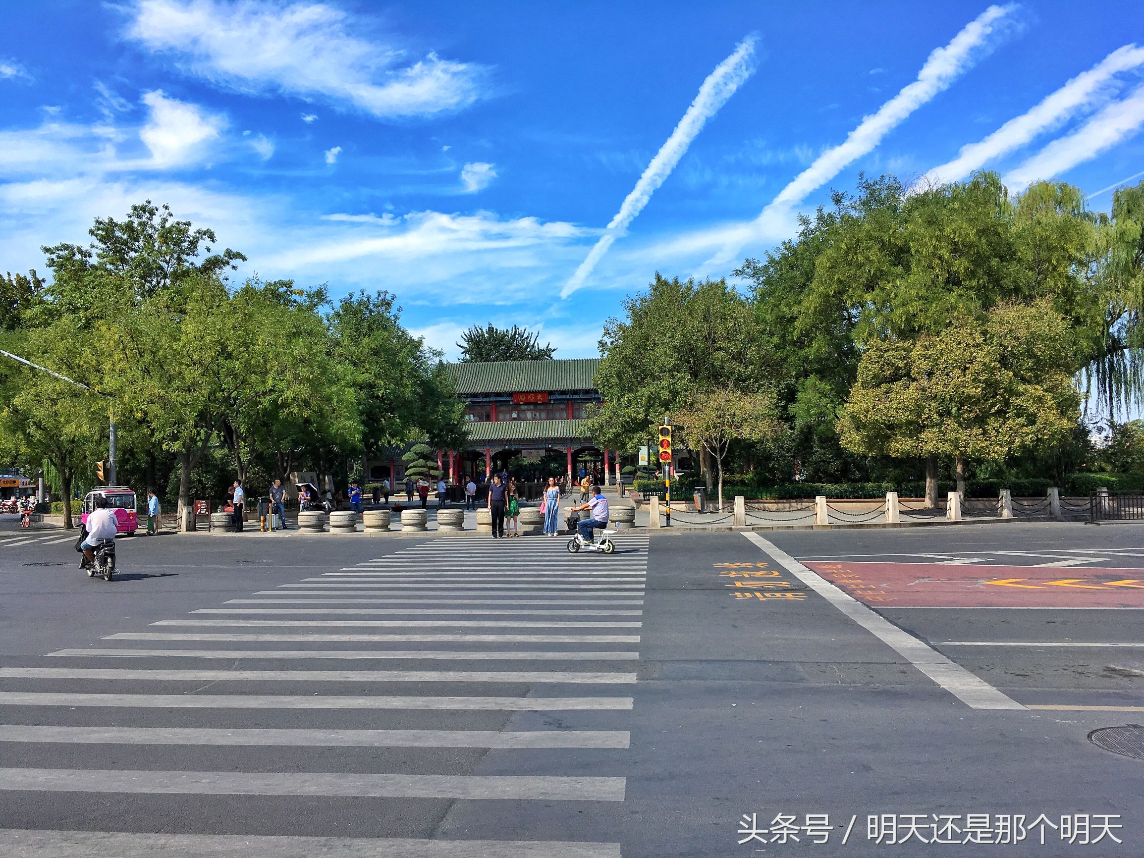 大明湖一城山色半城湖对联照片,一城山色半城湖大明湖对联