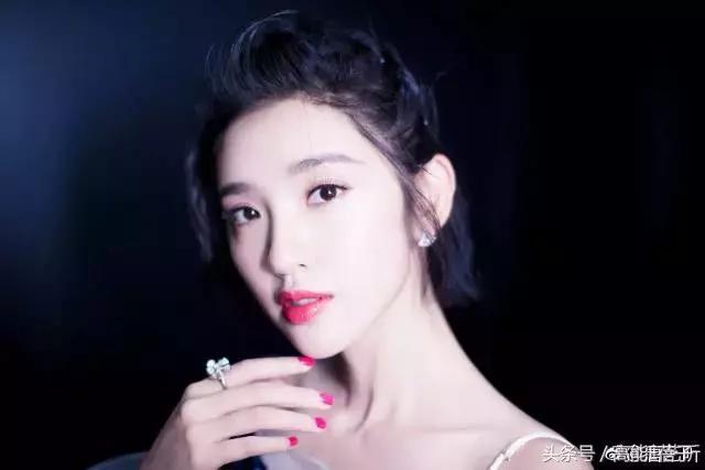 刘亦菲周冬雨出发巴黎时装周,国庆一定要出去浪