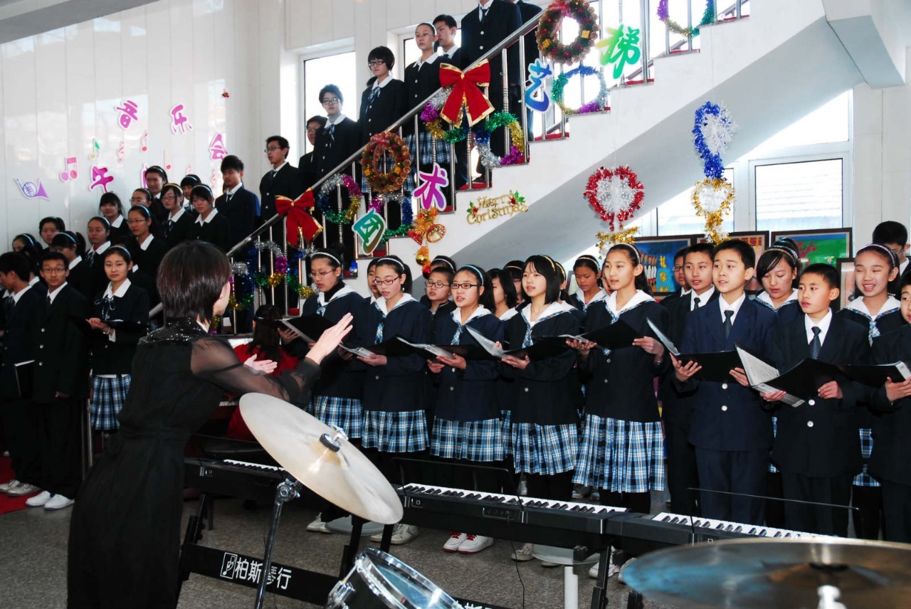 孩子们参加社团活动,孩子参加的学校团体活动