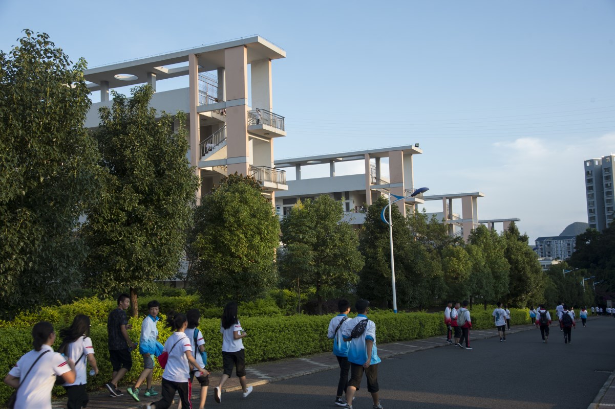 上海踢咖体育发展有限公司总经理郭伟一行访问兴义中学