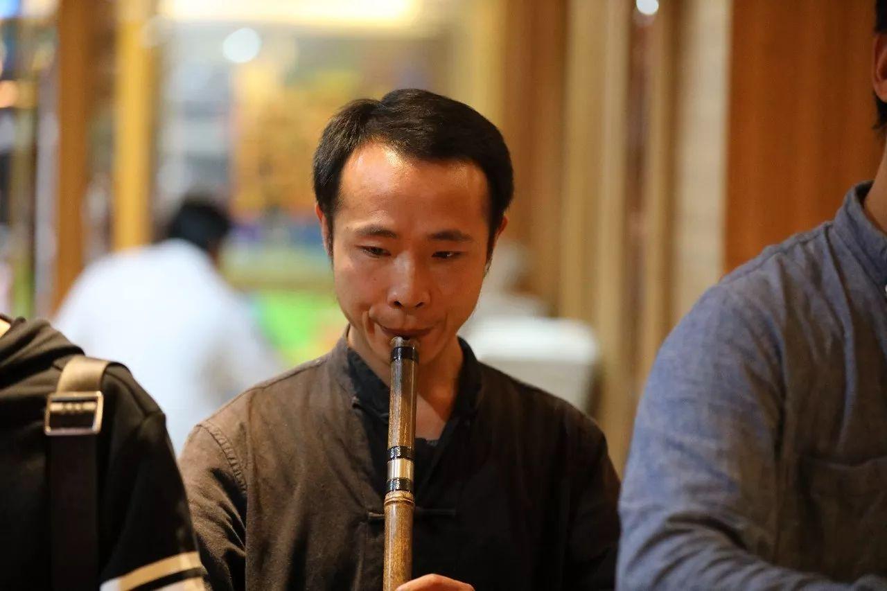 金风送爽同邀月下联,金风送爽迎中秋