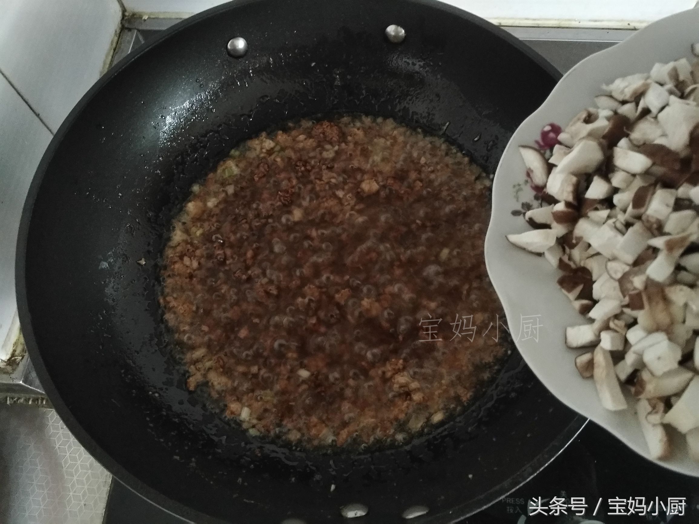萝卜素馅包子最好吃的做法,自制香喷喷的猪肉萝卜馅包子