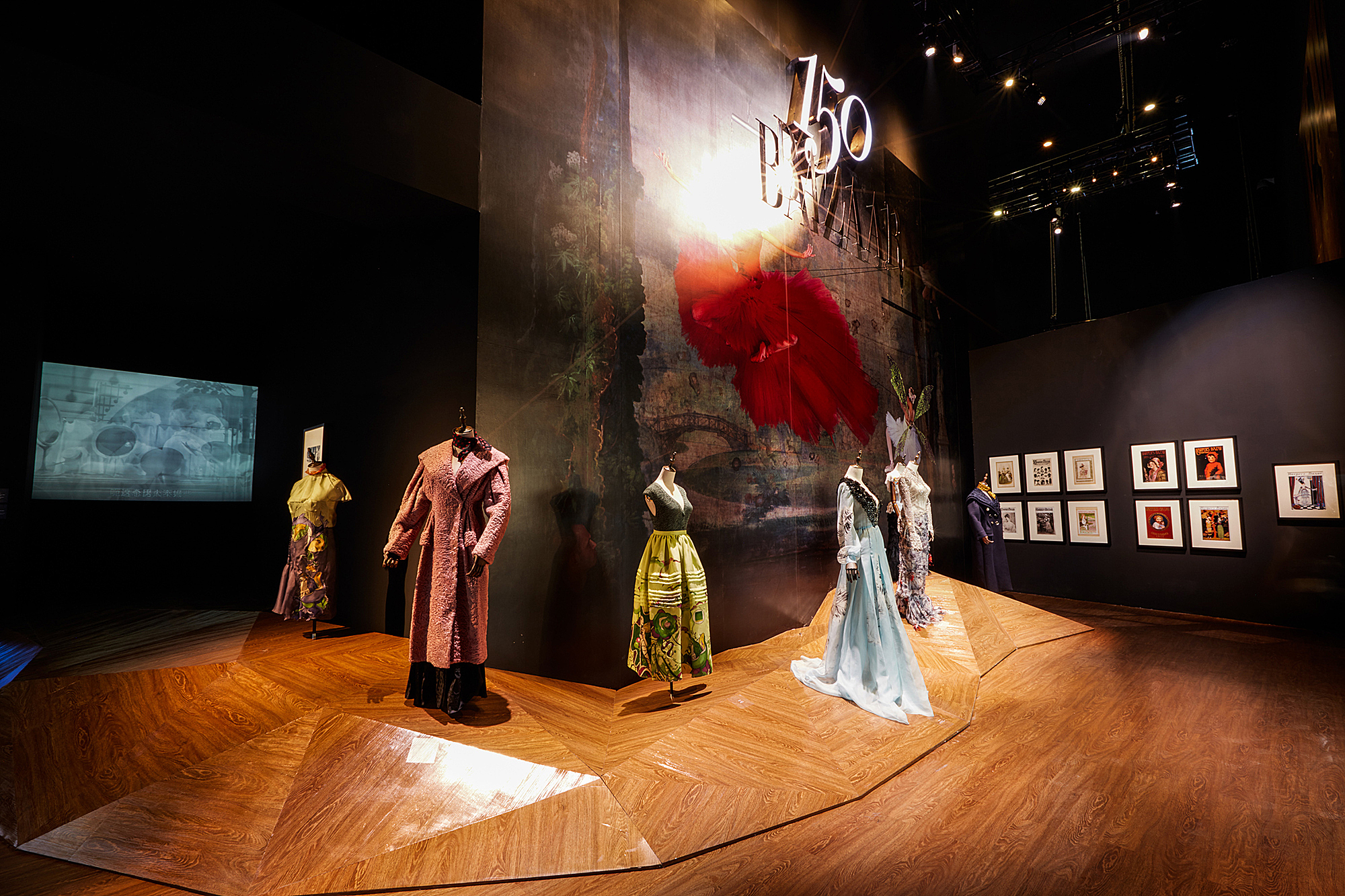 6个艺术主题回顾时尚界的150年：他们高喊“要*爱做**，不要战争”