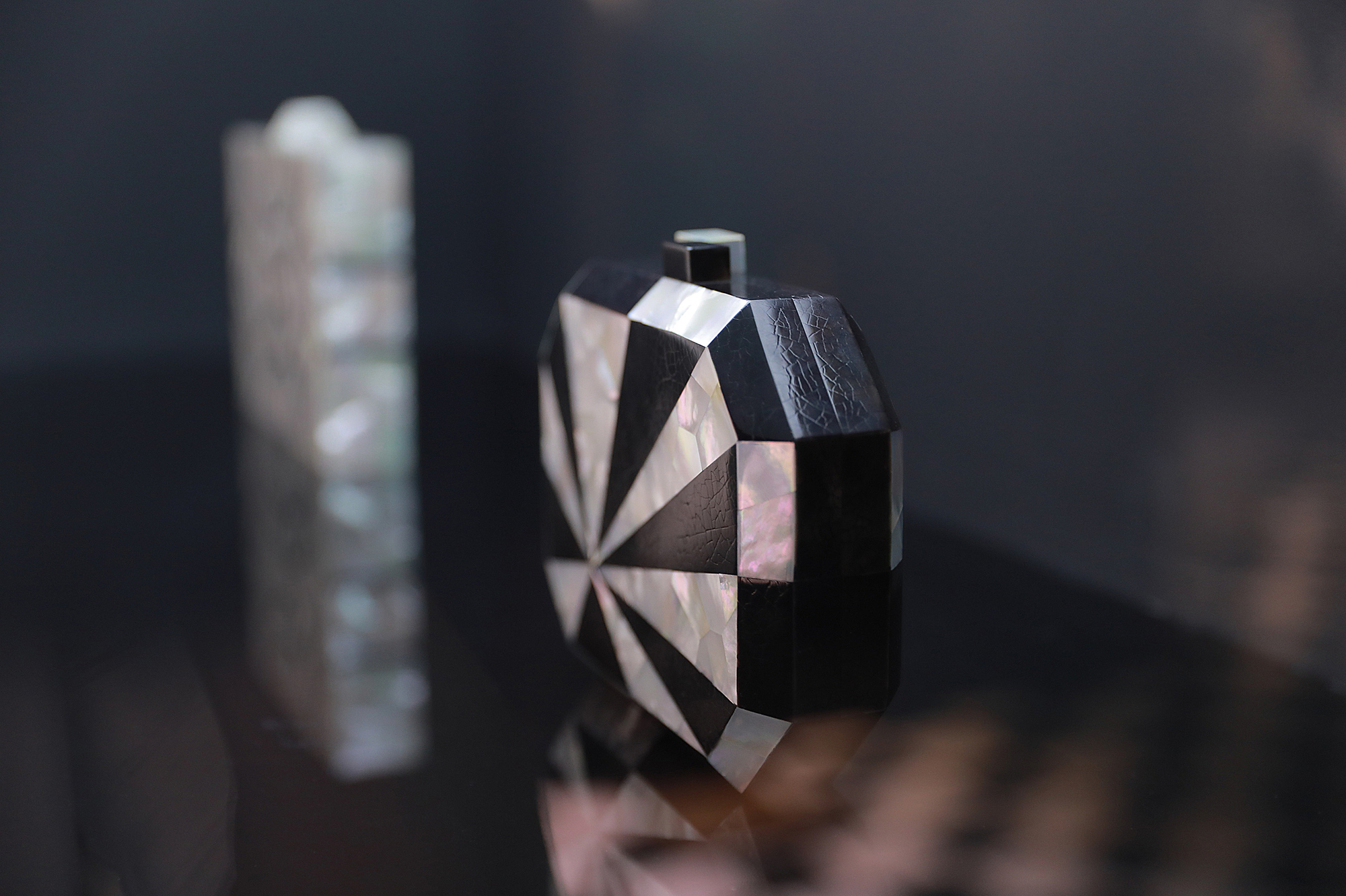 6个艺术主题回顾时尚界的150年：他们高喊“要*爱做**，不要战争”