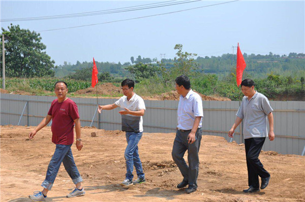 用生命铺路,用生命筑路以温暖搭桥图片