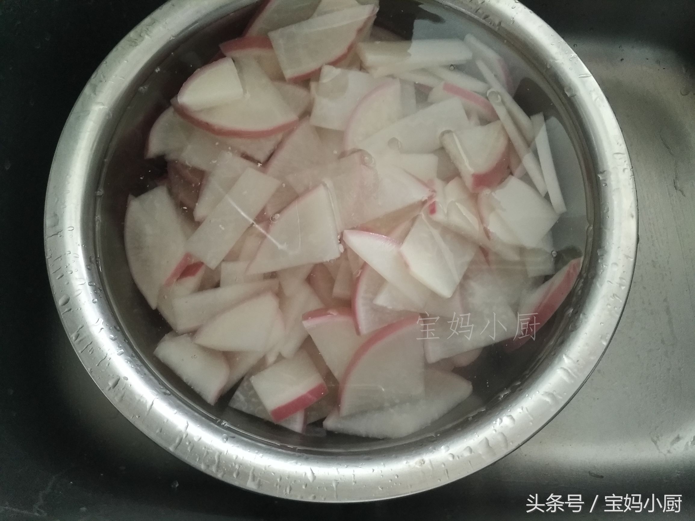 萝卜素馅包子最好吃的做法,自制香喷喷的猪肉萝卜馅包子