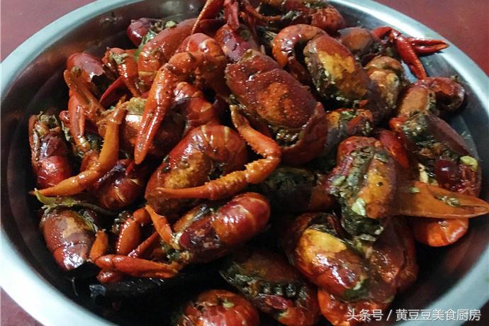 湖北油焖小龙虾加黄瓜的正宗做法,油焖小龙虾加土豆和黄瓜家常做法