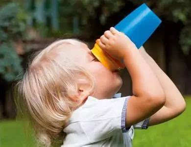 母乳和奶粉混合喂养要喝水吗,奶粉喂养的宝宝不喝水会上火吗