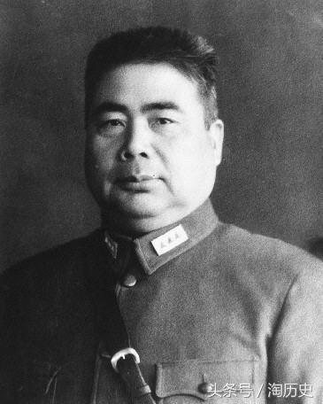 你见过这种将军吗?开会时人家站着他跪着,视察时挨个给人剪指甲