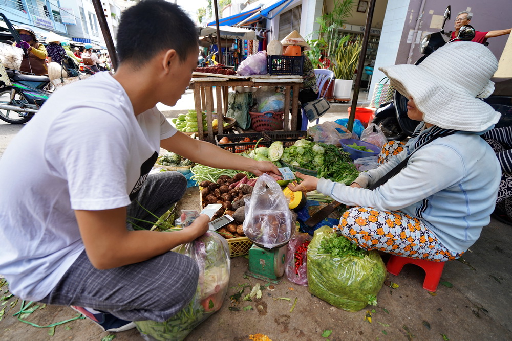 他来越南发展三年，娶妻生子买地，但在儿子的国籍上犯难