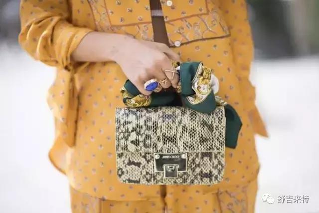 想让包包少进几次维修店？看看丝巾护包小妙招！